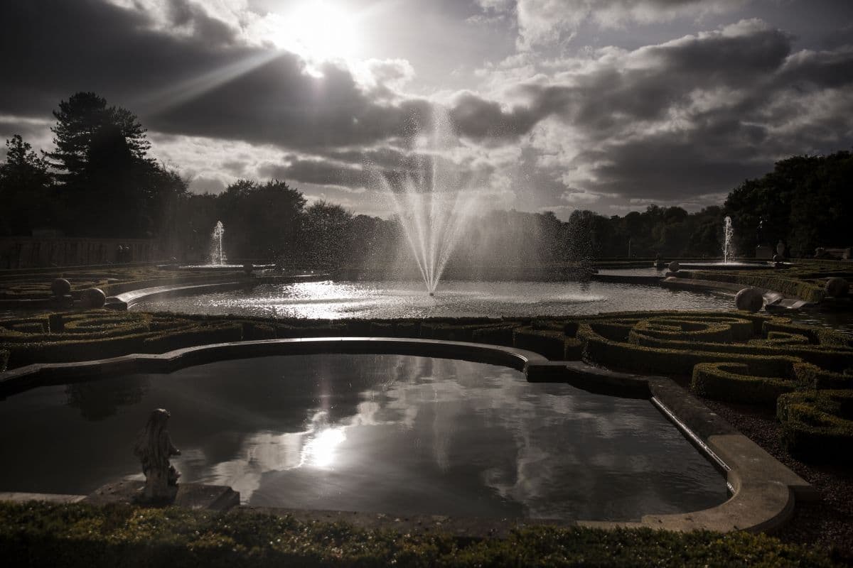 Gardens with a large fdountain in the center