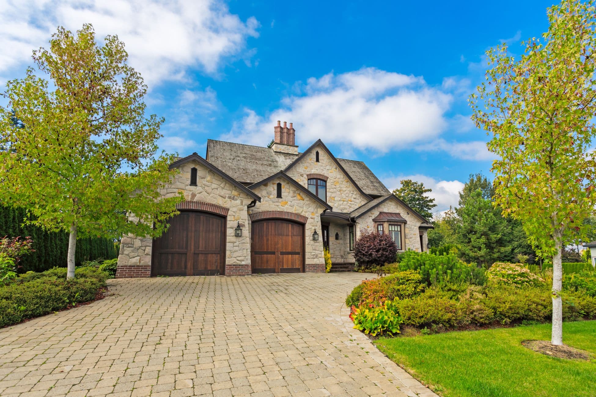 Luxury detached home with drive way, double garage and front lawn